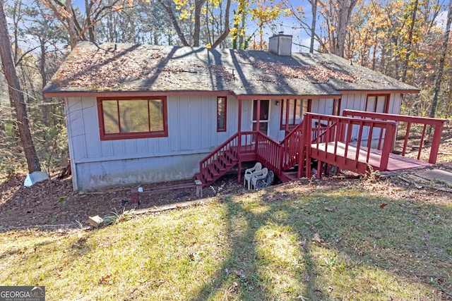 view of front of property featuring a deck and a front lawn