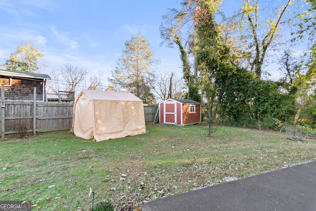 view of yard featuring a shed