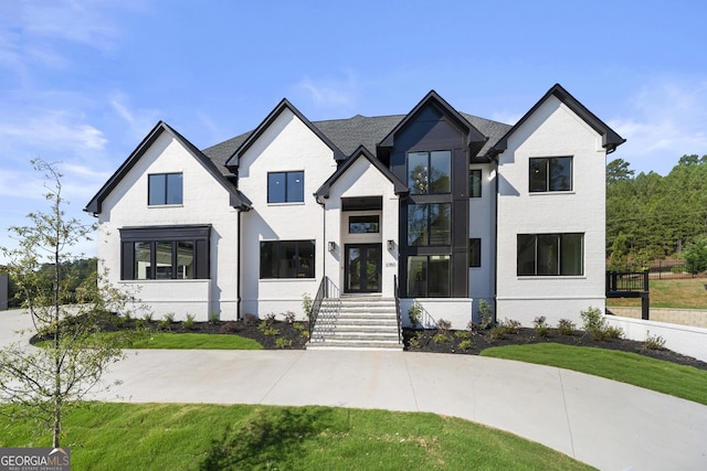 view of front of property featuring a front lawn