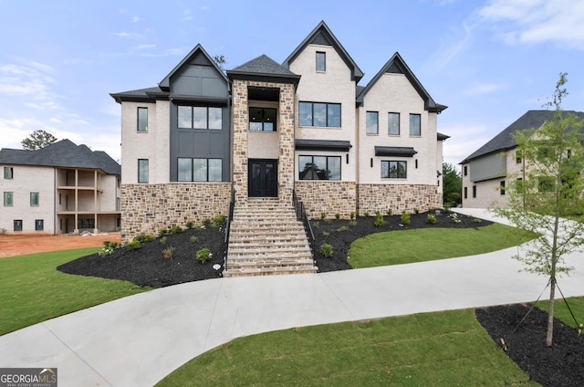 view of front of home featuring a front yard