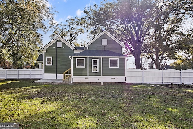 view of front of house featuring a patio and a front yard