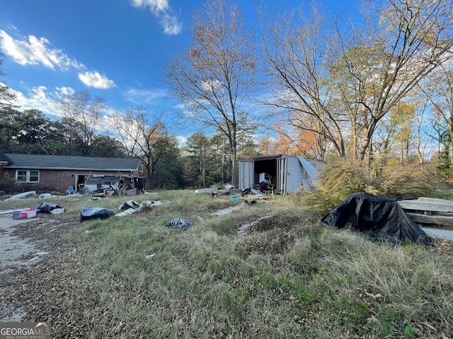 view of yard featuring an outbuilding