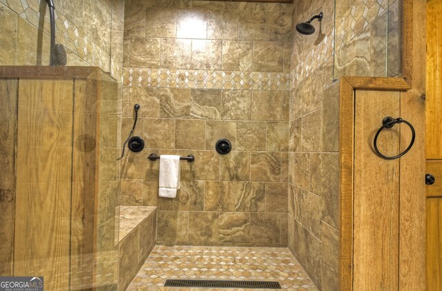 bathroom featuring a tile shower