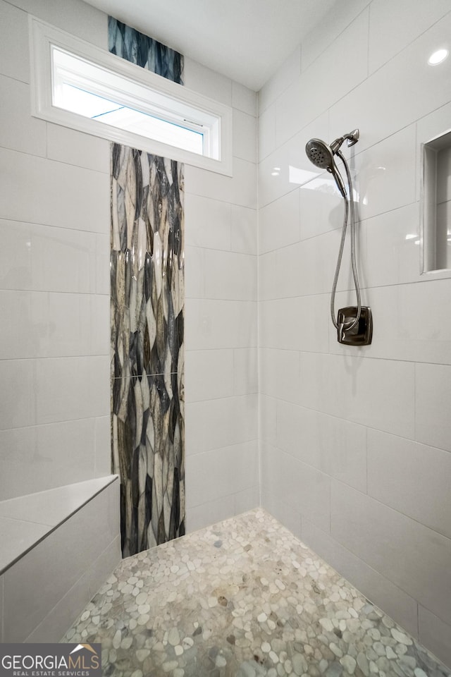 bathroom featuring tiled shower