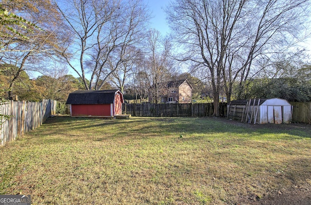 view of yard featuring a storage unit