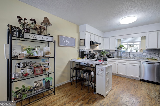 kitchen featuring white cabinets, stainless steel appliances, kitchen peninsula, and sink