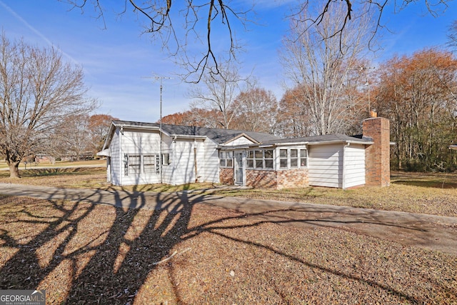 view of front facade with a front yard