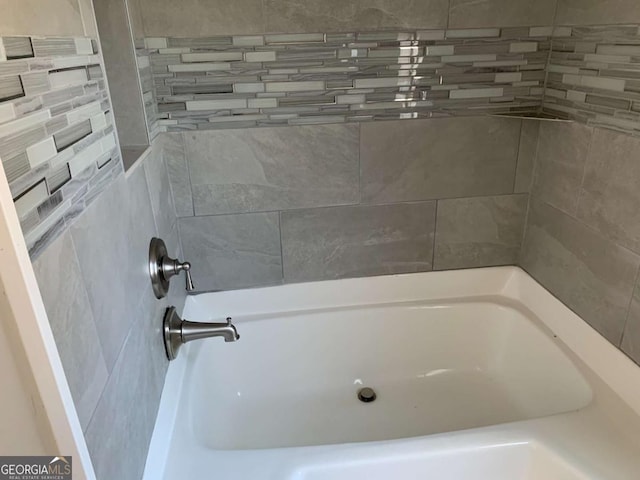 bathroom with tiled shower / bath combo