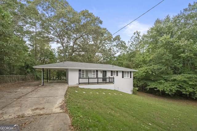 view of front of home featuring a front lawn and a carport