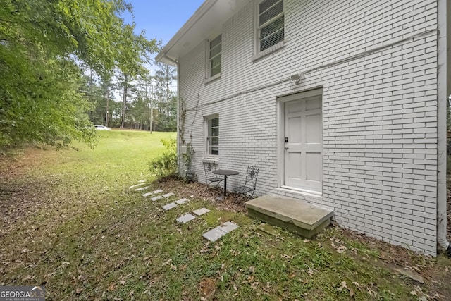 view of side of property featuring a lawn