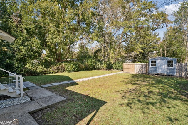 view of yard featuring a storage shed