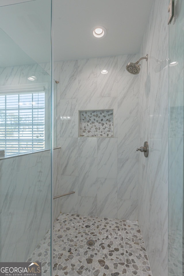 bathroom featuring a tile shower