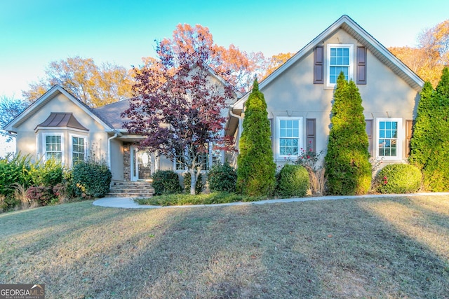 view of front facade featuring a front yard