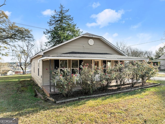 view of front of house featuring a front lawn