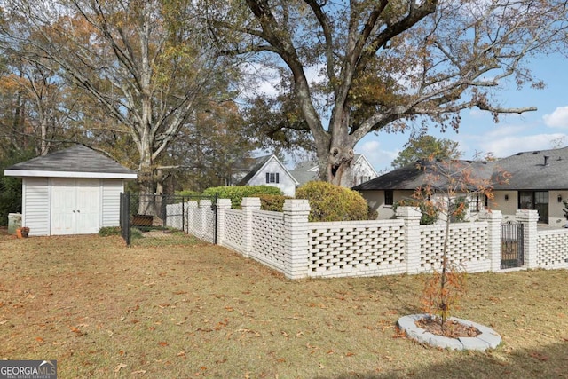 view of yard featuring a storage shed