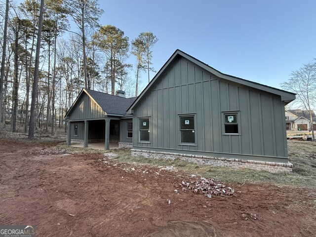 craftsman inspired home featuring a garage and a front lawn