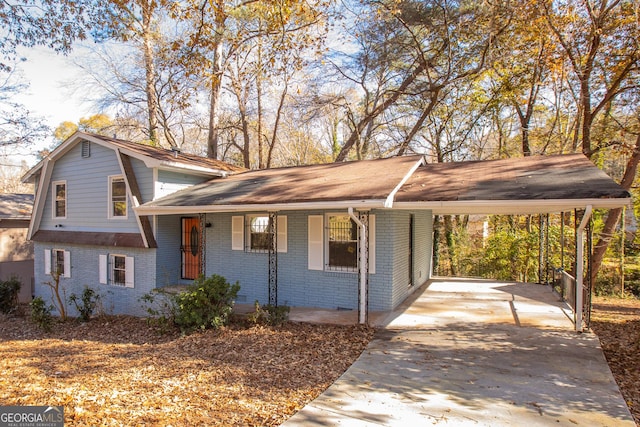 view of front of property featuring a carport and covered porch