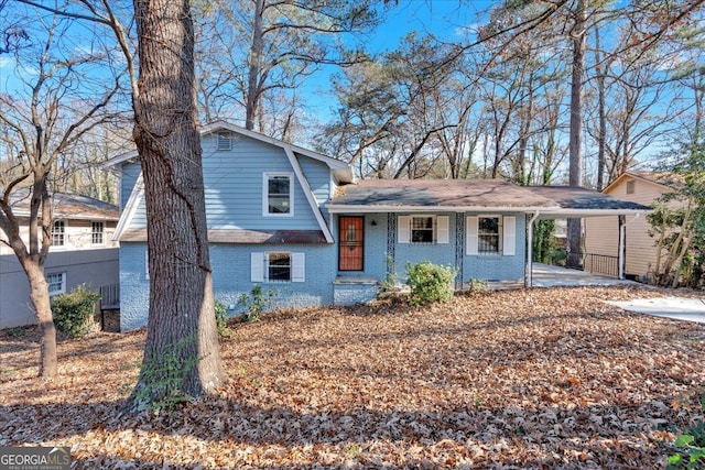 view of front facade with covered porch and a carport