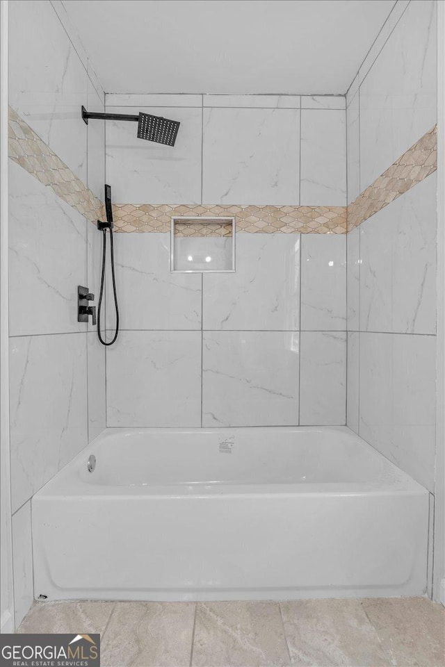 bathroom featuring tiled shower / bath combo