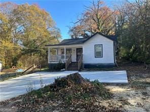 view of front of property featuring covered porch