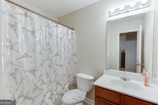 bathroom with a shower with shower curtain and vanity