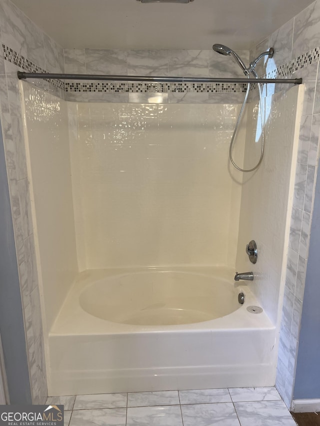 bathroom with tiled shower / bath