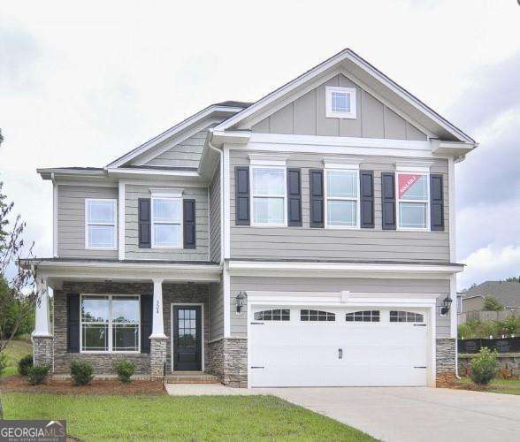 craftsman house featuring a front lawn and a garage