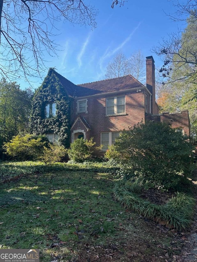 view of front facade featuring a front lawn