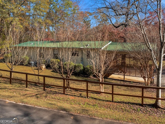 view of front of property featuring a front lawn