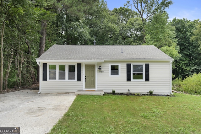 view of front of home with a front lawn