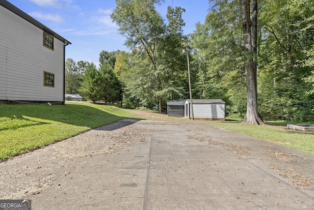 view of yard with a storage unit