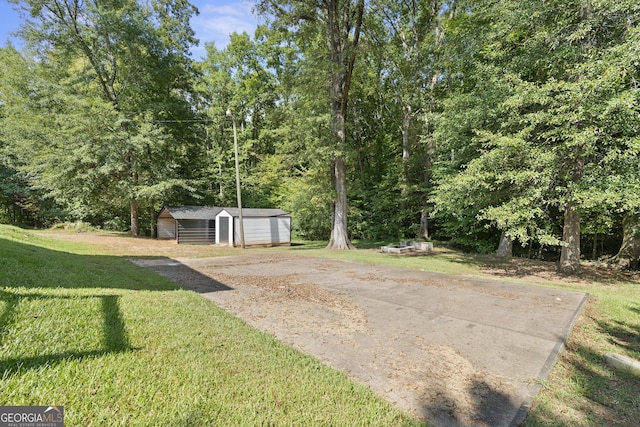 view of yard with a shed