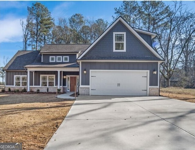 craftsman inspired home featuring a front yard