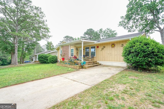 single story home featuring a porch and a front lawn