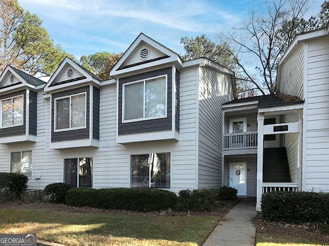 multi unit property featuring a front yard