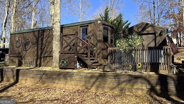 view of front of property with an outdoor structure