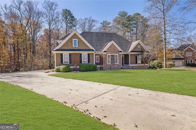 craftsman house featuring a front lawn