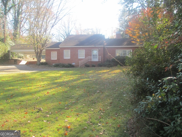 view of front of home featuring a front yard and a carport