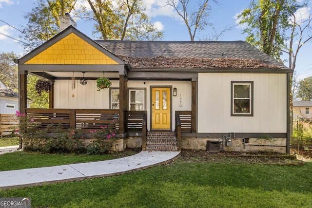 view of front facade with covered porch and a front yard