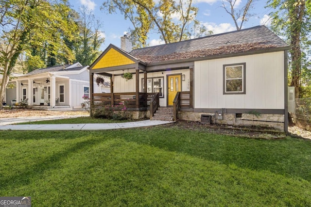 view of front of house with a porch, a front lawn, and ceiling fan