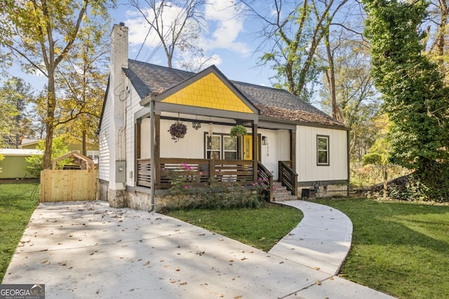 view of front of property featuring a front lawn and covered porch