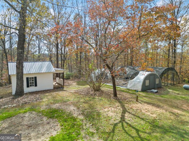 view of yard featuring an outbuilding