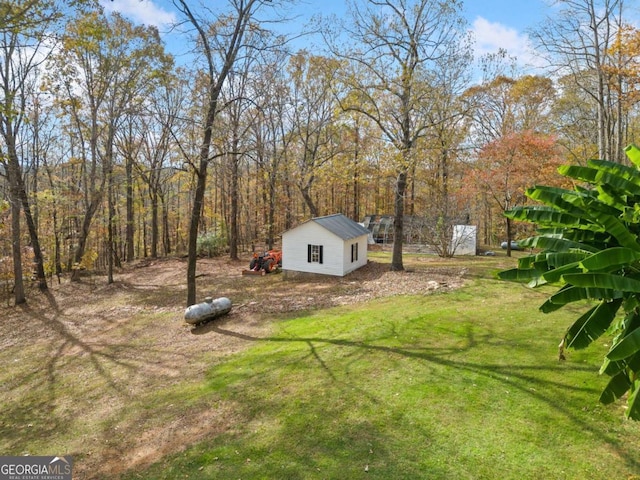 view of yard with an outdoor structure