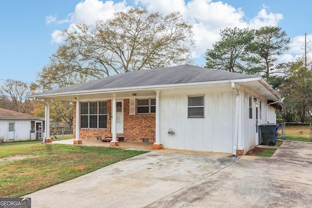 view of front of home with a front yard