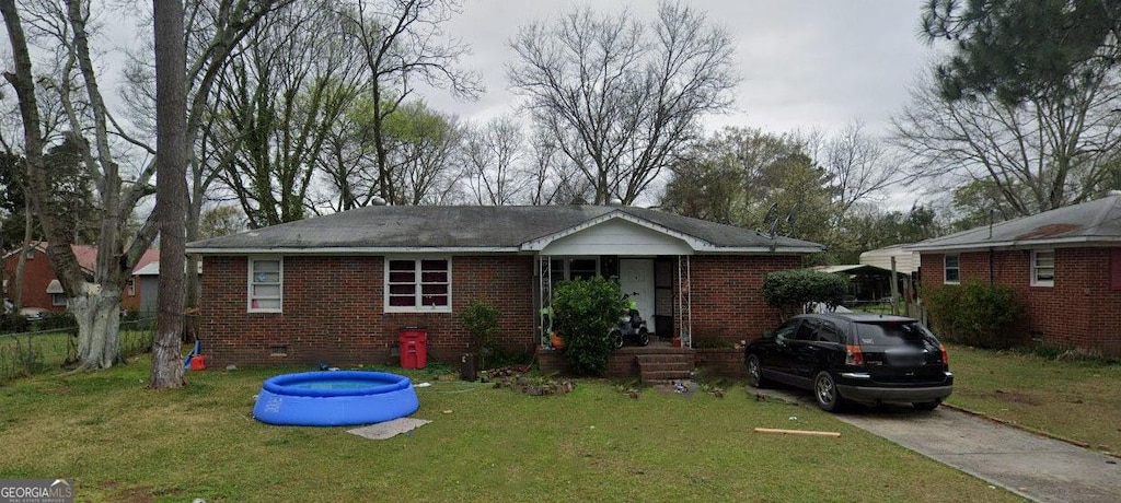 view of front of house featuring a front yard and a pool