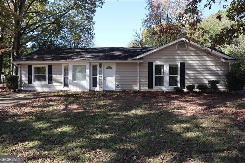 view of front of house featuring a front lawn