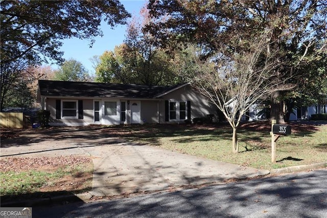 ranch-style house featuring a front yard