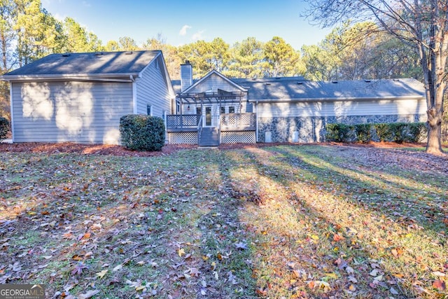 view of front of house featuring a wooden deck and a front yard