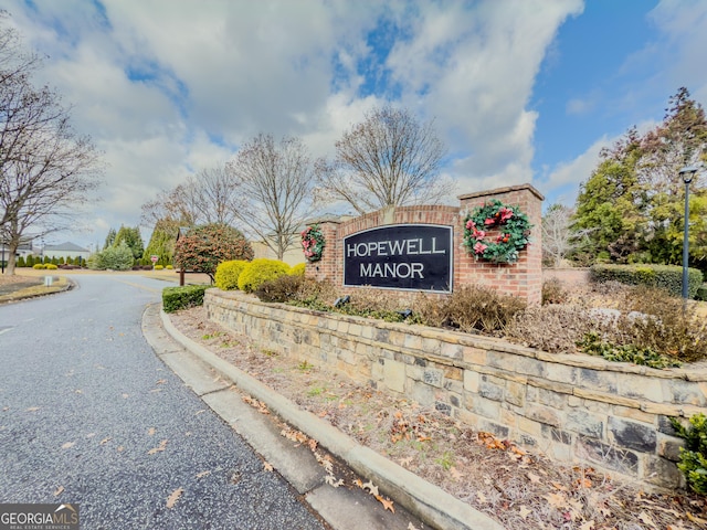 view of community / neighborhood sign