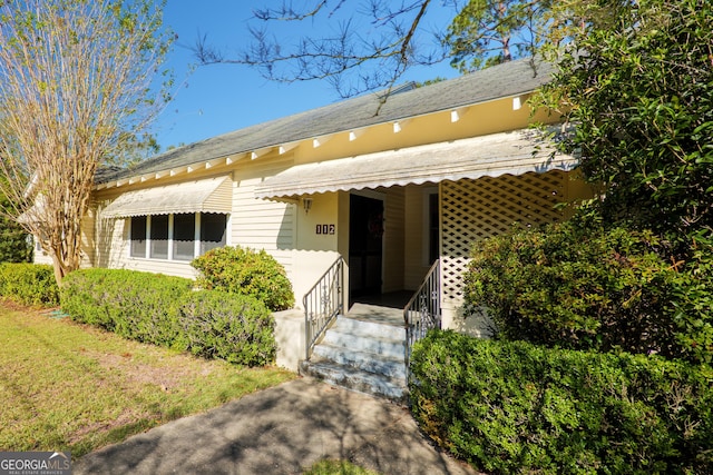 view of front of property featuring a front lawn